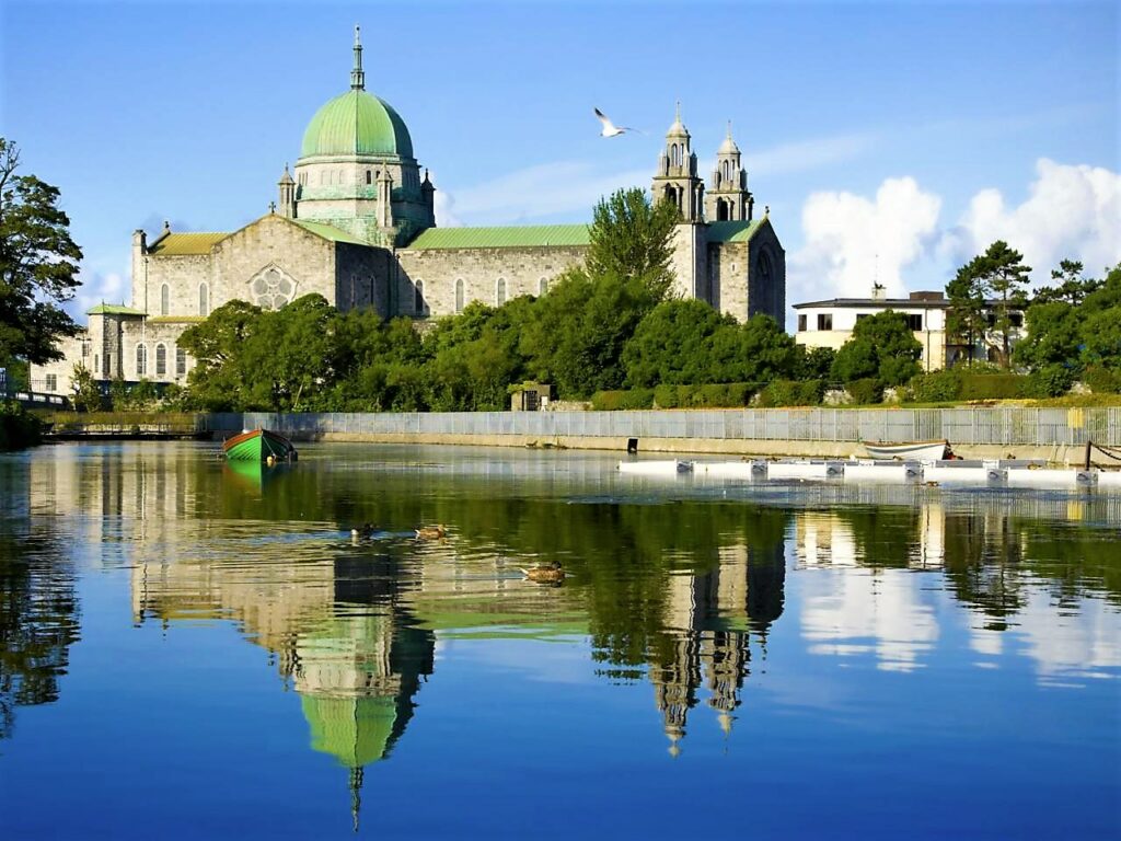 Scenic cruise of Corrib river & lake. Galway City. Guided.